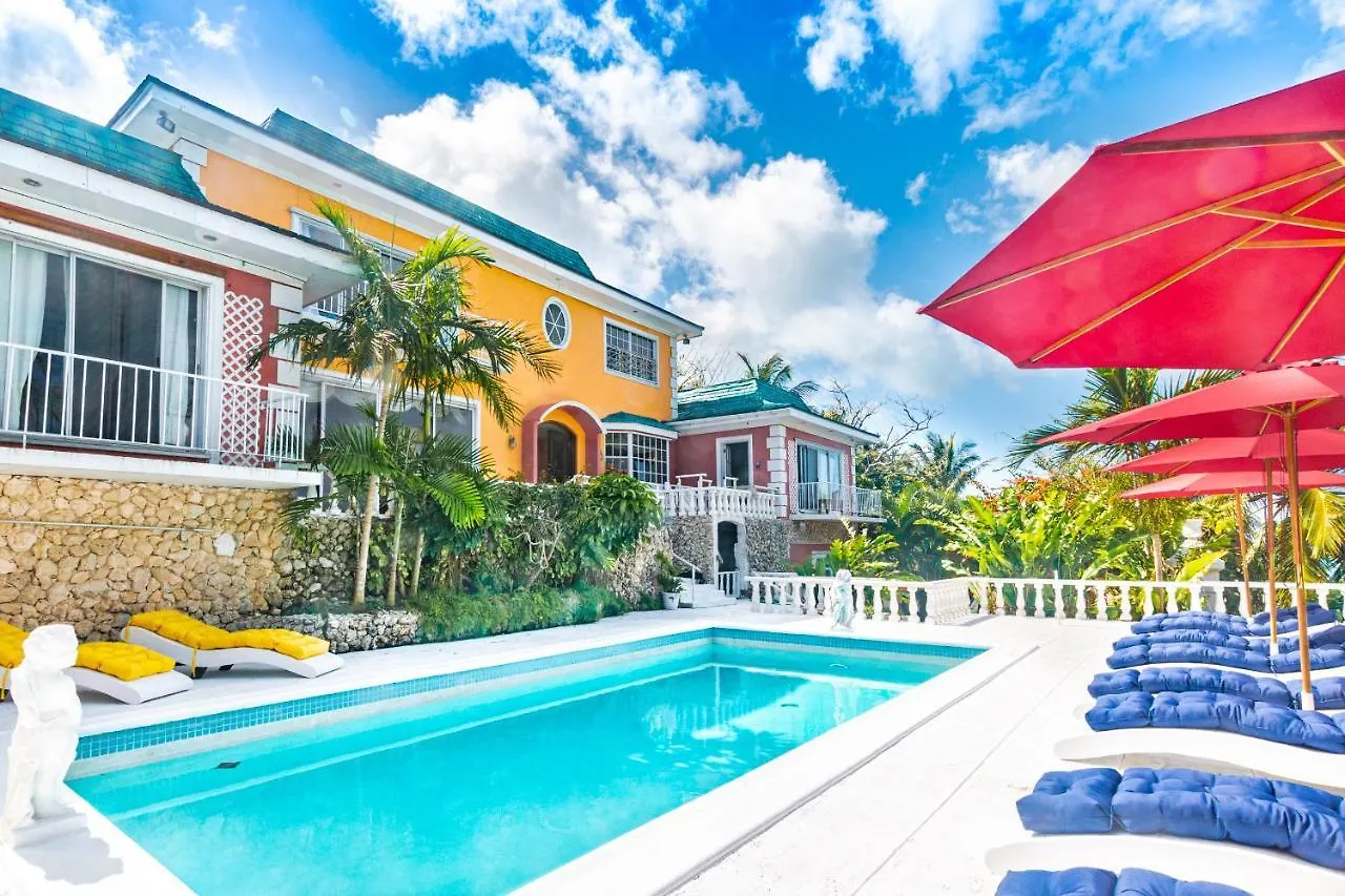 Viking Hill Oceanfront Hostel & Resort ناسو